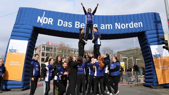 Die Cheerleader der NDR 1 Fankurve feuern die Läufer und Läuferinnen tatkräftig an. © NDR Foto: Luisa Müller