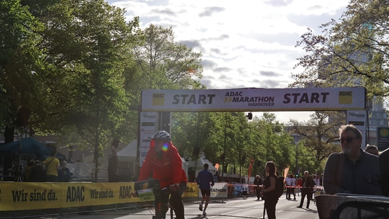 Der Startbogen beim Hannover Marathon am frühen Morgen. © NDR Foto: Luisa Müller