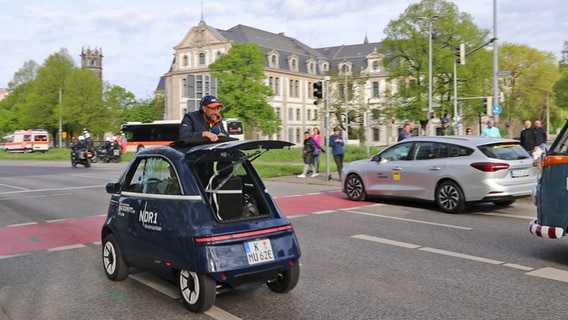 Schorse fährt direkt vor den Favoriten in einer E-Isetta. © NDR Foto: Luisa Müller
