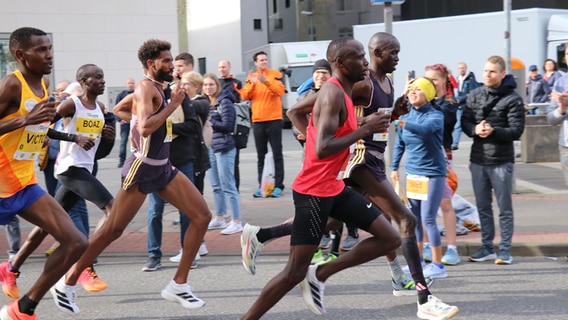 Rekordhalter Amanal Petros beim Marathon in Hannover. © NDR Foto: Luisa Müller