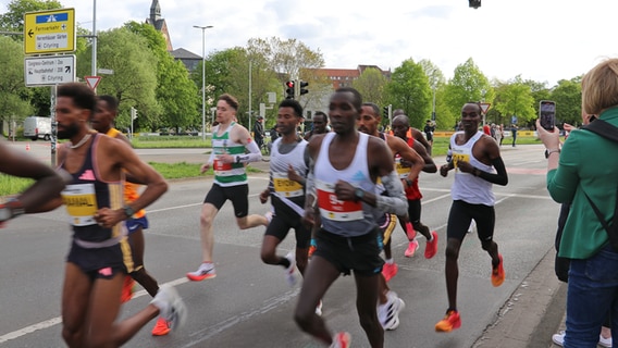 Rekordhalter Amanal Petros beim Marathon in Hannover. © NDR Foto: Luisa Müller