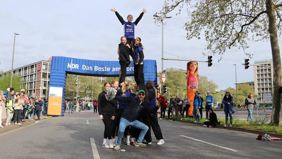 Die Cheerleader der NDR 1 Fankurve. © NDR Foto: Luisa Müller