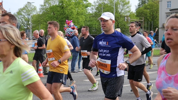 Die NDR 1 Läufergruppe gibt alles beim Hannover Marathon. © NDR Foto: Luisa Müller