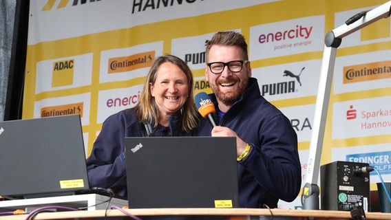 Kein Tag wie jeder andere: Andreas Kuhlage und Susanne Neuß haben mächtig Spaß beim Hannover Marathon. © NDR Foto: Luisa Müller