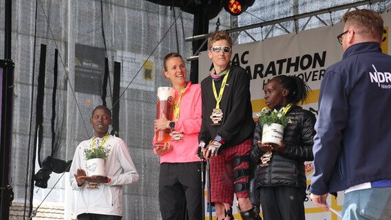 Andreas Kuhlage gratuliert Siegerin Domenika Mayer, die sich in Hannover zum zweiten Mal den deutschen Meistertitel sichert. © NDR Foto: Luisa Müller