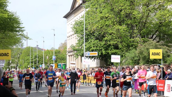 Buntes Treiben: Bestes Wetter und gute Laune beim Hannover Marathon. © NDR Foto: Luisa Müller