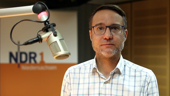 Redakteur Torben Hildebrandt steht in einem Studio von NDR 1 Niedersachsen. © NDR Foto: Hendrik Millauer
