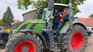 Schorse ist unterwegs auf Höfe-Tour und besucht den Hof Behn in Rümmer, dort spricht er mit Wilhelm Behn. © NDR Foto: Bernd Drechsler