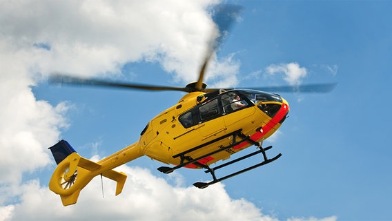 Rettungshubschrauber im Flug © fotolia.com Foto: jrmedien_de