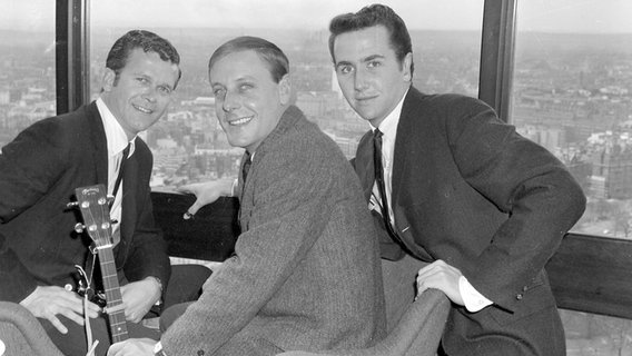 Kingston Trio (v.l.: John Stewart, Bob Shane und Nick Reynolds am 14. April 1963). © picture-alliance / United Archives/TopFoto Foto: 91050/United_Archives/TopFoto