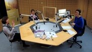 Susanne Meyer und Kathrin Fehsenfeld vom Kneipp-Verein Verden sind bei Moderatorin Martina Gilica zu Gast. © NDR Foto: NDR