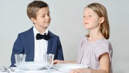 Zwei Kinder sitzen vornehm an einem Tisch. © fotolia Foto: belamy