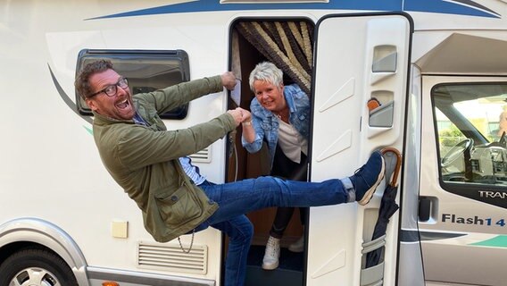 Andreas Kuhlage und Jutta Rickers bei ihrem Wohnwagen in Bersenbrück. © NDR Foto: Anja Westphal