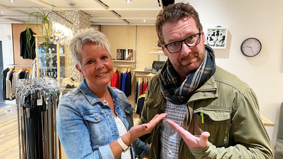 Andreas Kuhlage und Jutta Rickers in ihrer Boutique in Bersenbrück. © NDR Foto: Anja Westphal