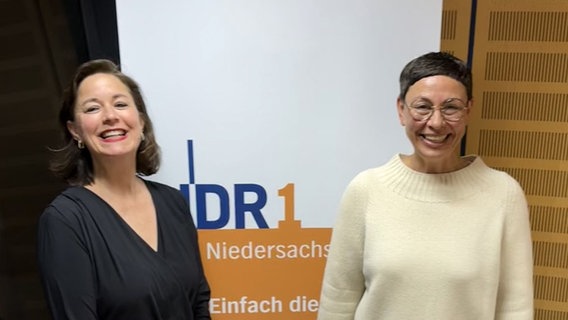 Manuela Karin Knaut und Martina Gilica im Studio. © NDR 