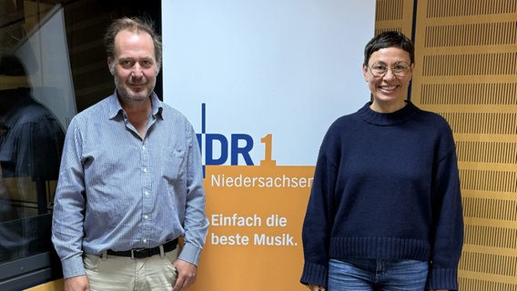 Michael von Zalejski und Martina Gilica im Studio. © NDR 