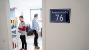Eine offen Tür mit dem Schild "Rosenstraße 76". © Dachstiftung Diakonie Foto: Torge Bleicher