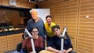 Martina Gilica mit Cornelia Pook, Dramaturgin, Karl Haucke, Betroffener, Martina und Paul Hofmann, Schauspieler des Ensembles. © NDR 