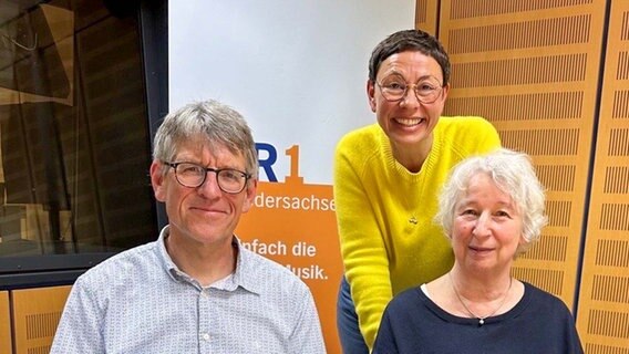Sebastian Hoff, Moderatorin Martina Gilica und Renate Dittscheidt-Bartolosch vom Kindermuseum Zinnober in Hannover (v.l.n.r.). © NDR 