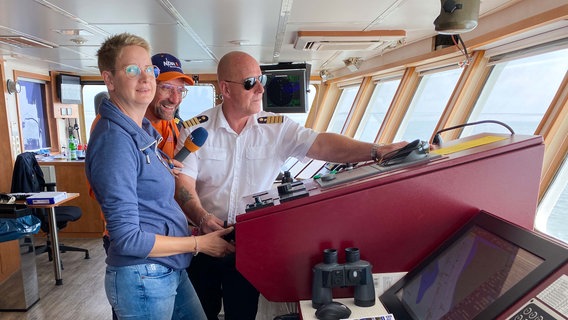 Anja Brinker hat davon geträumt, einmal als Kapitänin ein Schiff zu steuern. © NDR Foto: Bernd Drechsler