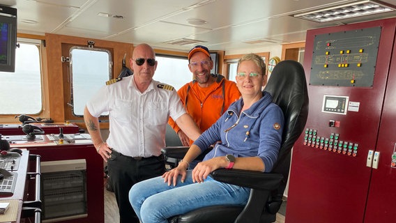 Anja Brinker hat davon geträumt, einmal als Kapitänin ein Schiff zu steuern. © NDR Foto: Bernd Drechsler