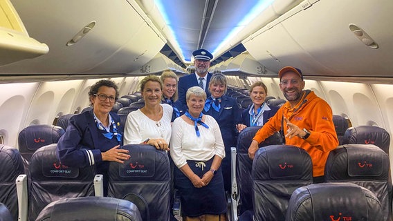 Gisela Söder aus Hannover durfte im Flugzeug Teil der Crew sein. © NDR Foto: Regine Keppler