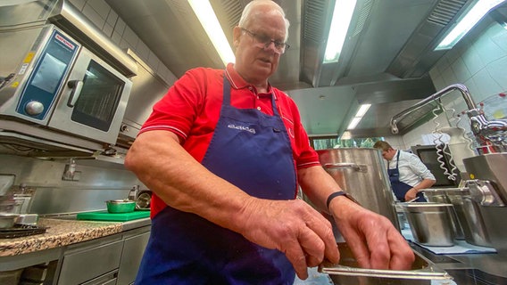 Jürgen Olendorf aus Braunschweig hat davon geträumt in einer Sterneküche mitzukochen. © NDR Foto: Bernd Drechsler
