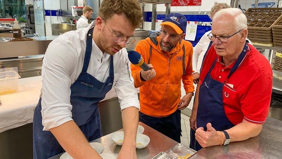 Jürgen Olendorf aus Braunschweig hat davon geträumt in einer Sterneküche mitzukochen. © NDR Foto: Bernd Drechsler