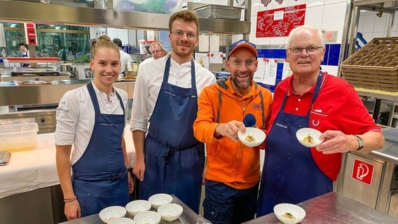Jürgen Olendorf aus Braunschweig hat davon geträumt in einer Sterneküche mitzukochen. © NDR Foto: Bernd Drechsler