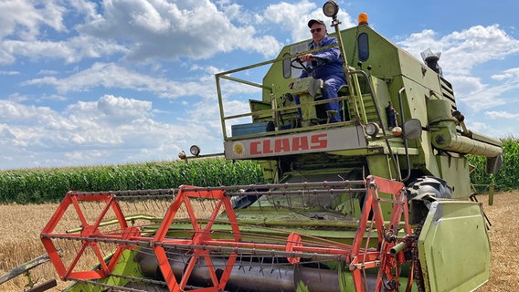 Johann Knipping auf seinem Mähdrescher in Landesbergen. © NDR Foto: NDR