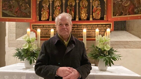 Eberhard Sievers in der Stiftskirche im Kloster Loccum. © NDR Foto: Gervelmeyer