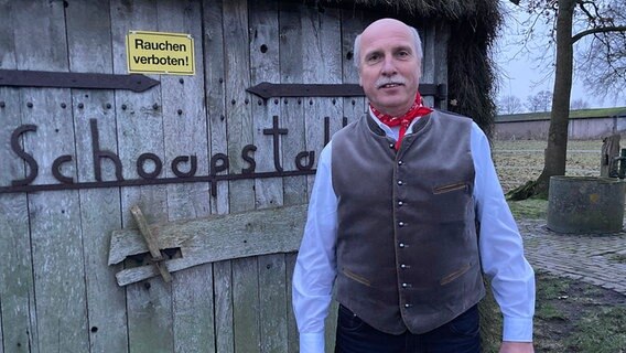 Richard Hardenberg vor dem historischen Schoapstal in Altenoythe bei Friesoythe. © NDR Foto: Gervelmeyer