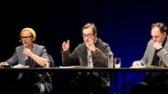 Matthias Koeberlin, Jan Josef Liefers und Thomas Loibl bei der Lesung 'Die Unmöglichen' im Admiralspalast. Berlin, 02.04.2023 © picture alliance / Geisler-Fotopress Foto:  Thomas Bartilla