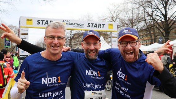 Die NDR Staffel aus Thorsten Pawlack, Schorse und Kuhlage freut sich auf den Lauf. © NDR Foto: Luisa Müller