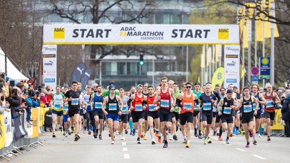 Marathoni laufen durch den Torbogen beim Hannover-Marathon 2023. © eichels: Event GmbH 