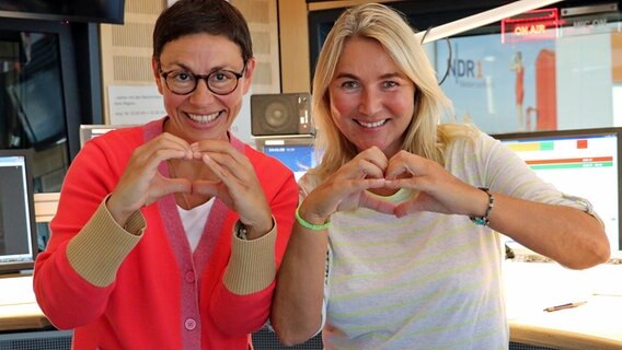 Die Moderatorinnen Kerstin Werner und Martina Gilica formen mit den Händen ein Herz © NDR Foto: Hendrik Millauer