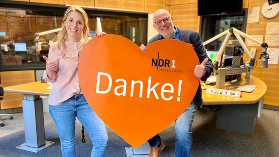 Andreas Kuhnt und Isabel Eulenstein von NDR 1 Niedersachsen sagen danke. © NDR Foto: NDR