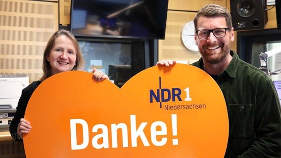 Die Moderatorin Susanne Neuß und Andreas Kuhlage von NDR 1 Niedersachsen sagen danke. © NDR Foto: Luisa Müller