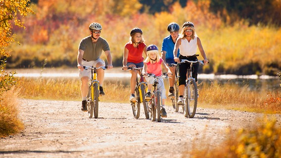 Eine Familie fährt Fahrrad in der Natur.  