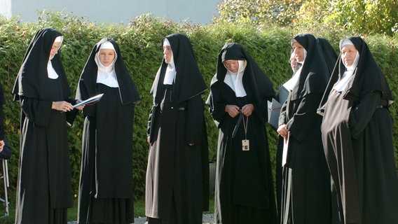 Eine Gruppe Nonnen © picture-alliance/Sven Simon Foto: Sven Simon