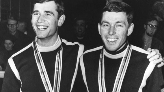 Olympische Winterspiele: Der Münchner Medizinstudent Ehrhard Keller (l), Sieger im 500-m-Eisschnellauf und Franz Keller aus Nesselwang, Goldmedaillengewinner in der Nordischen Kombination, posieren am 14.02.1968 für die Fotografen. © picture-alliance / dpa Foto: UPI