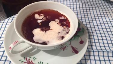 Eine Tasse mit Ostfriesentee und Sahne. © NDR Foto: Regine Stünkel