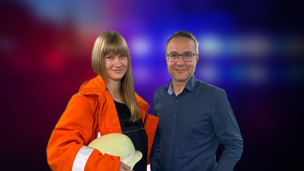 Feuerwehr-Frau Mätit Heuer und NDR Reporter Torben Hildebrandt vor einem Blaulicht-Hintergund .