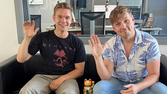 Podcast-Host Martin Tietjen mit Gast Maurice Pawlewski auf einer Couch. © ARD Foto: Marlene Kukral