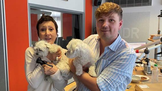 Podcast-Host Martin Tietjen mit Renan Demirkan und den Hunden der beiden im Aufnahmestudio. © ARD Foto: Torsten Ahles