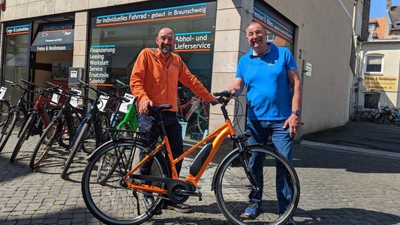 Schorse in Braunschweig vor dem Fahrradwerk mit Inhaber Uwe Hilz © NDR Foto: Luisa Müller