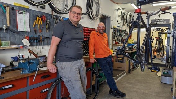 Schorse in Braunschweig im Fahrradwerk mit Geschäftsführer Robin Hilz © NDR Foto: Luisa Müller