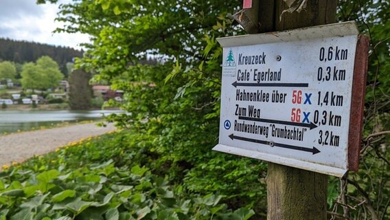 Ein Schild auf dem Liebesbankweg im Harz © NDR Foto: Luisa Müller