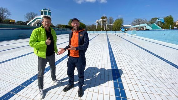 Schorse mit Matthias Gaupp, Leiter Bäderbetriebe, im Freibad in Celle. © NDR Foto: Bernd Drechsler