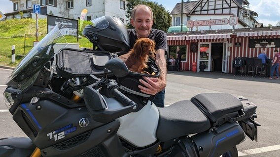 Biker Micha und Zwergdackeldame Anni © NDR Foto: Luisa Müller